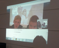 Cerca de 20 alunos de 12 e 13 anos do ensino fundamental do Colégio Dona Carola, em Curitiba, participaram de uma videoconferência com estudantes finlandeses.