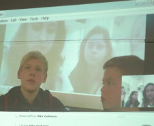 Cerca de 20 alunos de 12 e 13 anos do ensino fundamental do Colégio Dona Carola, em Curitiba, participaram de uma videoconferência com estudantes finlandeses.