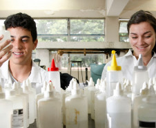 Empresa japonesa instalada no municipio de Fazenda Rio Grande, prioriza emprego para alunos do CEEP Curitiba, na foto a aluna Paula Heloiza Santos Coelho. 06-12-13.  