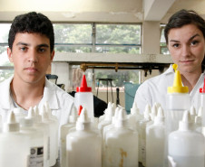 Empresa japonesa instalada no municipio de Fazenda Rio Grande, prioriza emprego para alunos do CEEP Curitiba, na foto a aluna Paula Heloiza Santos Coelho. 06-12-13.  