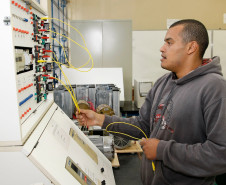 Empresa japonesa instalada no municipio de Fazenda Rio Grande, prioriza emprego para alunos do CEEP Curitiba, na foto o aluno Jeferson Bispo de Brito. 06-12-13.  