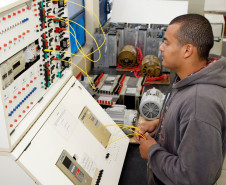 Empresa japonesa instalada no municipio de Fazenda Rio Grande, prioriza emprego para alunos do CEEP Curitiba, na foto o aluno Jeferson Bispo de Brito. 06-12-13.  