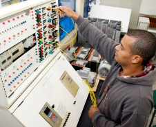 Empresa japonesa instalada no municipio de Fazenda Rio Grande, prioriza emprego para alunos do CEEP Curitiba, na foto o aluno Jeferson Bispo de Brito. 06-12-13.  