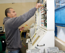 Empresa japonesa instalada no municipio de Fazenda Rio Grande, prioriza emprego para alunos do CEEP Curitiba, na foto o aluno Jeferson Bispo de Brito. 06-12-13.  