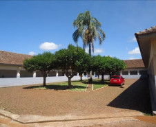 No Ceep Assis Brasil serão construídos dois dormitórios masculinos e um feminino com capacidade para atender até 180 alunos que vêm de cidades vizinhas e também de outras regiões do Estado. Os novos blocos terão quartos equipados com camas, armários individuais, sala de estudos com mesas e cadeiras e banheiros. Cada prédio contará ainda com salas de reunião e sala multiuso com sofás, televisão, livros, jornais e revistas, além de utensílios domésticos. 