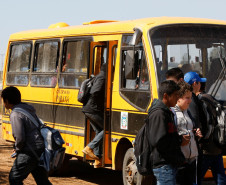 Governo aumenta o repasse de verba para o transporte escolar, na foto ônibus e alunos da cidade de Pinhão. 21-08-13.
