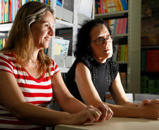 EJA - Colégio Estadual Dom Áttico Eusébio da Mota, na foto a aluna Dalva Maria Lucena da Silveira (esq.) e a professora Tânia Vilkas. 16-01-14.