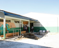 A própria comunidade escolar, junto com a direção, funcionários e alunos decidem onde o dinheiro será aplicado. No Colégio Estadual Guaraituba, em Colombo, uma comissão formada por funcionários, pais e alunos acompanha as obras.