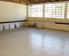 A própria comunidade escolar, junto com a direção, funcionários e alunos decidem onde o dinheiro será aplicado. No Colégio Estadual Guaraituba, em Colombo, uma comissão formada por funcionários, pais e alunos acompanha as obras.