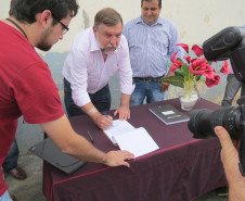 Ele assinou a ordem de serviço para reconstrução da Escola Estadual Professora Hercília de Paula e Silva, em Carlópolis, no Norte do estado.