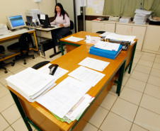 Começa nesta segunda (27) a matrícula de agentes educacionais selecionados para os cursos técnicos do Profuncionário. São 1.750 vagas nos cursos técnicos em Alimentação Escolar e em Infraestrutura Escolar para agentes I, e em Secretaria Escolar, em Multimeios Didáticos e em Biblioteca para agentes II.Na rede estadual, o agente educacional I trabalha em serviços gerais, merenda escolar e como tratorista ou motorista, e o agente educacional II na secretaria do estabelecimento de ensino.