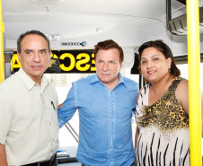 A prefeita de Guaraqueçaba, Lilian Ramos Narloch, recebe a chave de três ônibus escolares na SEED. 31-01-14.