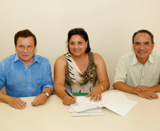 A prefeita de Guaraqueçaba, Lilian Ramos Narloch, recebe a chave de três ônibus escolares na SEED. 31-01-14.
