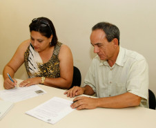 A prefeita de Guaraqueçaba, Lilian Ramos Narloch, recebe a chave de três ônibus escolares na SEED. 31-01-14.