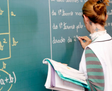 Nos registros preliminares, constam 899.335 alunos da educação básica, que abrange os ensinos fundamental, médio e profissional. Foto do Colégio Estadual Benedito João Cordeiro, em Curitiba, 2013.
