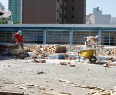 Mais de 100 escolas da rede estadual de ensino começaram o ano com obras de reparos e melhorias. São obras no valor de até R$ 150 mil. Na foto, o Colégio Estadual Tiradentes, em Curitiba. 30-01-14.