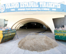 Mais de 100 escolas da rede estadual de ensino começaram o ano com obras de reparos e melhorias. São obras no valor de até R$ 150 mil. Na foto, o Colégio Estadual Tiradentes, em Curitiba. 30-01-14.