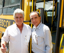 Prefeito de Telêmaco Borba recebe ônibus na SEED. 05-02-14.