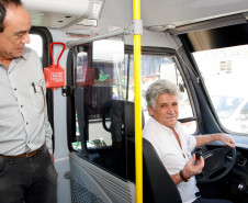 Prefeito de Telêmaco Borba recebe ônibus na SEED. 05-02-14.