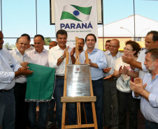 “A Educação é um instrumento de emancipação humana e social e de construção da cidadania da pessoa”, afirmou o governador Beto Richa ao inaugurar, nesta segunda-feira (10), o Colégio Estadual Jardim Universitário, de Sarandi, no Noroeste do Paraná. O ato, com a presença do vice-governador e secretário da Educação, Flávio Arns, marcou a abertura do ano letivo de 2014 para 1,3 milhão de estudantes da rede estadual de ensino em todo o Paraná.
