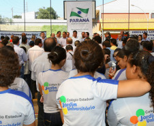 “A Educação é um instrumento de emancipação humana e social e de construção da cidadania da pessoa”, afirmou o governador Beto Richa ao inaugurar, nesta segunda-feira (10), o Colégio Estadual Jardim Universitário, de Sarandi, no Noroeste do Paraná. O ato, com a presença do vice-governador e secretário da Educação, Flávio Arns, marcou a abertura do ano letivo de 2014 para 1,3 milhão de estudantes da rede estadual de ensino em todo o Paraná.