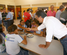 “A Educação é um instrumento de emancipação humana e social e de construção da cidadania da pessoa”, afirmou o governador Beto Richa ao inaugurar, nesta segunda-feira (10), o Colégio Estadual Jardim Universitário, de Sarandi, no Noroeste do Paraná. O ato, com a presença do vice-governador e secretário da Educação, Flávio Arns, marcou a abertura do ano letivo de 2014 para 1,3 milhão de estudantes da rede estadual de ensino em todo o Paraná.