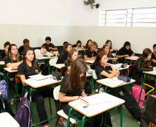 Volta às aulas no Colégio Estadual Yvone Pimentel em Curitiba. 10-02-14.