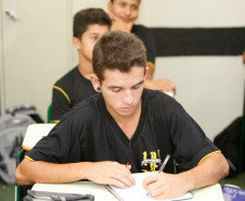 Volta às aulas no Colégio Estadual Yvone Pimentel em Curitiba. 10-02-14.