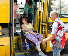 APAE de Campina Grande do Sul recebe ônibus adaptado, na foto Nivardes de Ramos. 11-02-14. 