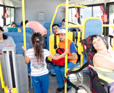 APAE de Campina Grande do Sul recebe ônibus adaptado. 11-02-14.