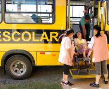 APAE de Campina Grande do Sul recebe ônibus adaptado. 11-02-14.