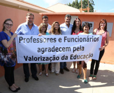 O governador Beto Richa, junto com o vice-governador e secretário estadual da Educação, Flávio Arns, entregou nesta quinta-feira (13) o novo prédio do Colégio Estadual Albano Martins, na comunidade de Pinhal Preto, em Reserva, região Central do Estado.<br/>
<br />
Veja mais fotos em: <a href="http://www.flickr.com/photos/flavioarns/sets/72157640951268313/" target="_blank">http://www.flickr.com/photos/flavioarns/</a>