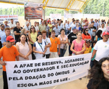 O governador Beto Richa, junto com o vice-governador e secretário estadual da Educação, Flávio Arns, entregou nesta quinta-feira (13) o novo prédio do Colégio Estadual Albano Martins, na comunidade de Pinhal Preto, em Reserva, região Central do Estado.<br/>
<br />
Veja mais fotos em: <a href="http://www.flickr.com/photos/flavioarns/sets/72157640951268313/" target="_blank">http://www.flickr.com/photos/flavioarns/</a>