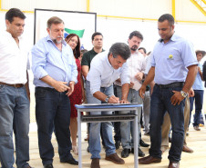 O governador Beto Richa, junto com o vice-governador e secretário estadual da Educação, Flávio Arns, entregou nesta quinta-feira (13) o novo prédio do Colégio Estadual Albano Martins, na comunidade de Pinhal Preto, em Reserva, região Central do Estado.<br/>
<br />
Veja mais fotos em: <a href="http://www.flickr.com/photos/flavioarns/sets/72157640951268313/" target="_blank">http://www.flickr.com/photos/flavioarns/</a>