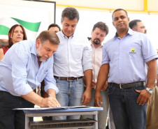 O governador Beto Richa, junto com o vice-governador e secretário estadual da Educação, Flávio Arns, entregou nesta quinta-feira (13) o novo prédio do Colégio Estadual Albano Martins, na comunidade de Pinhal Preto, em Reserva, região Central do Estado.<br/>
<br />
Veja mais fotos em: <a href="http://www.flickr.com/photos/flavioarns/sets/72157640951268313/" target="_blank">http://www.flickr.com/photos/flavioarns/</a>