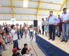 O governador Beto Richa, junto com o vice-governador e secretário estadual da Educação, Flávio Arns, entregou nesta quinta-feira (13) o novo prédio do Colégio Estadual Albano Martins, na comunidade de Pinhal Preto, em Reserva, região Central do Estado.<br/>
<br />
Veja mais fotos em: <a href="http://www.flickr.com/photos/flavioarns/sets/72157640951268313/" target="_blank">http://www.flickr.com/photos/flavioarns/</a>