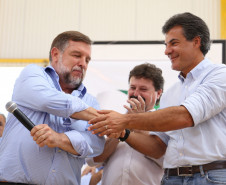 O governador Beto Richa, junto com o vice-governador e secretário estadual da Educação, Flávio Arns, entregou nesta quinta-feira (13) o novo prédio do Colégio Estadual Albano Martins, na comunidade de Pinhal Preto, em Reserva, região Central do Estado.<br/>
<br />
Veja mais fotos em: <a href="http://www.flickr.com/photos/flavioarns/sets/72157640951268313/" target="_blank">http://www.flickr.com/photos/flavioarns/</a>