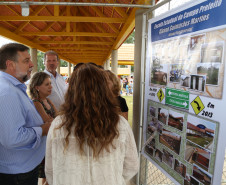 O governador Beto Richa, junto com o vice-governador e secretário estadual da Educação, Flávio Arns, entregou nesta quinta-feira (13) o novo prédio do Colégio Estadual Albano Martins, na comunidade de Pinhal Preto, em Reserva, região Central do Estado.<br/>
<br />
Veja mais fotos em: <a href="http://www.flickr.com/photos/flavioarns/sets/72157640951268313/" target="_blank">http://www.flickr.com/photos/flavioarns/</a>