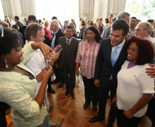 O governador Beto Richa concluiu nesta segunda-feira (17) a solução para o problema de 130 professores e pedagogos que se formaram pela Faculdade Vizinhança Vale do Iguaçu (Vizivali).<br />
<br />
Veja mais fotos em: <a href=" http://www.flickr.com/photos/flavioarns/sets/72157641118537393/" target="_blank"> http://www.flickr.com/photos/flavioarns/</a>