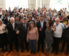 O governador Beto Richa concluiu nesta segunda-feira (17) a solução para o problema de 130 professores e pedagogos que se formaram pela Faculdade Vizinhança Vale do Iguaçu (Vizivali).<br />
<br />
Veja mais fotos em: <a href=" http://www.flickr.com/photos/flavioarns/sets/72157641118537393/" target="_blank"> http://www.flickr.com/photos/flavioarns/</a>