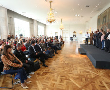 O governador Beto Richa concluiu nesta segunda-feira (17) a solução para o problema de 130 professores e pedagogos que se formaram pela Faculdade Vizinhança Vale do Iguaçu (Vizivali).<br />
<br />
Veja mais fotos em: <a href=" http://www.flickr.com/photos/flavioarns/sets/72157641118537393/" target="_blank"> http://www.flickr.com/photos/flavioarns/</a>
