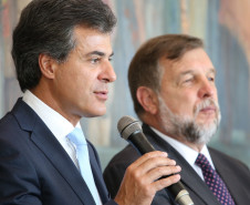 O governador Beto Richa concluiu nesta segunda-feira (17) a solução para o problema de 130 professores e pedagogos que se formaram pela Faculdade Vizinhança Vale do Iguaçu (Vizivali).<br />
<br />
Veja mais fotos em: <a href=" http://www.flickr.com/photos/flavioarns/sets/72157641118537393/" target="_blank"> http://www.flickr.com/photos/flavioarns/</a>