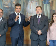 O governador Beto Richa concluiu nesta segunda-feira (17) a solução para o problema de 130 professores e pedagogos que se formaram pela Faculdade Vizinhança Vale do Iguaçu (Vizivali).<br />
<br />
Veja mais fotos em: <a href=" http://www.flickr.com/photos/flavioarns/sets/72157641118537393/" target="_blank"> http://www.flickr.com/photos/flavioarns/</a>