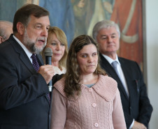 O governador Beto Richa concluiu nesta segunda-feira (17) a solução para o problema de 130 professores e pedagogos que se formaram pela Faculdade Vizinhança Vale do Iguaçu (Vizivali).<br />
<br />
Veja mais fotos em: <a href=" http://www.flickr.com/photos/flavioarns/sets/72157641118537393/" target="_blank"> http://www.flickr.com/photos/flavioarns/</a>