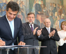 Beto Richa lançou a segunda fase do programa Brigada Escolar, que neste ano formará 14 mil brigadistas nas escolas da rede estadual do Paraná. <br />
<br />
Veja mais fotos em: <a href=" http://www.flickr.com/photos/flavioarns/sets/72157641118537393/" target="_blank"> http://www.flickr.com/photos/flavioarns/</a>