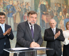 Beto Richa lançou a segunda fase do programa Brigada Escolar, que neste ano formará 14 mil brigadistas nas escolas da rede estadual do Paraná. <br />
<br />
Veja mais fotos em: <a href=" http://www.flickr.com/photos/flavioarns/sets/72157641118537393/" target="_blank"> http://www.flickr.com/photos/flavioarns/</a>