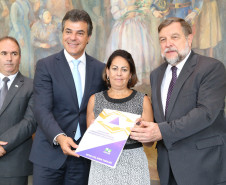 Beto Richa lançou a segunda fase do programa Brigada Escolar, que neste ano formará 14 mil brigadistas nas escolas da rede estadual do Paraná. <br />
<br />
Veja mais fotos em: <a href=" http://www.flickr.com/photos/flavioarns/sets/72157641118537393/" target="_blank"> http://www.flickr.com/photos/flavioarns/</a>