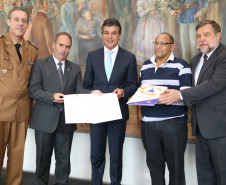 Beto Richa lançou a segunda fase do programa Brigada Escolar, que neste ano formará 14 mil brigadistas nas escolas da rede estadual do Paraná. <br />
<br />
Veja mais fotos em: <a href=" http://www.flickr.com/photos/flavioarns/sets/72157641118537393/" target="_blank"> http://www.flickr.com/photos/flavioarns/</a>