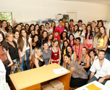 Alunos do Colégio Estadual Nestor Victor, do município de Pérola, visitaram a Secretaria de Educação nesta sexta-feira (21). O Colégio ficou em primeiro lugar na categoria Escola na segunda edição do Prêmio Nacional de Educação Fiscal, com o projeto Disseminadores da Educação Fiscal. Com o valor da premiação, foi construído um palco na escola, adquiridas cadeiras para acomodação do público e os estudantes fizeram uma viagem cultural à capital do Estado. 21-02-14.