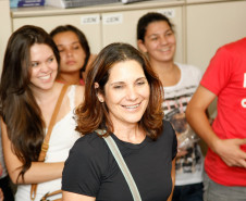 Alunos do Colégio Estadual Nestor Victor, do município de Pérola, visitaram a Secretaria de Educação nesta sexta-feira (21). O Colégio ficou em primeiro lugar na categoria Escola na segunda edição do Prêmio Nacional de Educação Fiscal, com o projeto Disseminadores da Educação Fiscal. Com o valor da premiação, foi construído um palco na escola, adquiridas cadeiras para acomodação do público e os estudantes fizeram uma viagem cultural à capital do Estado. 21-02-14.